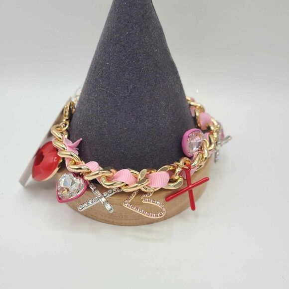 Betsey Johnson Pink Red Gold Tone Hugs & Kisses Charm Bracelet NWT! NEW! - Picture 4 of 8